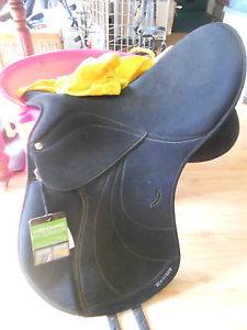 New, Wintec Lite D-Lux all purpose saddle with fittings 17