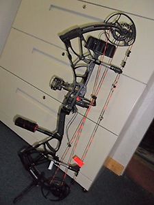 NEW  Bear Archery Moment 55-70# RH Compound Bow ALL SET UP