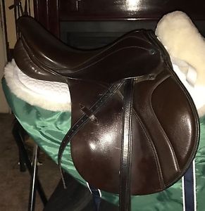 stubben Juventus saddle. 16.5 in  wide tree. great condition! I keep in house.