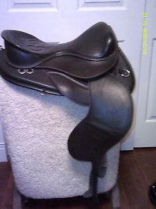 FREEFORM™ ENDURO TREELESS SADDLE with specialized  stirrups leathers
