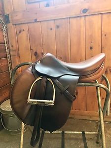 L'Apogee French close contact / jumping saddle + calfskin stirrup leathers!