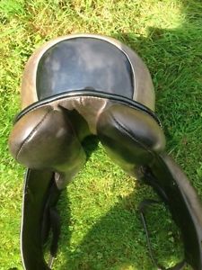 PRICE REDUCED!! 17.5" hennig monoflap princess sofa dressage saddle