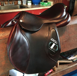 GORGEOUS- 2015 CWD 2G 17"- medium tree- saddle barely used!!