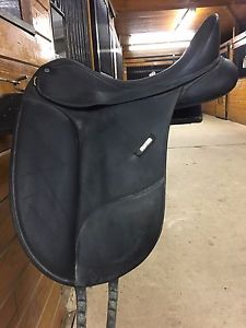 Wintec Isabell Dressage Saddle with 17.5" Seat and CAIR Panels