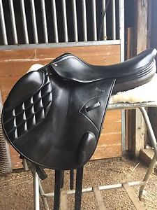 black monoflap jumping saddle