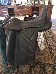 Hennig Princess Sofa, Dressage Saddle 17", Black with burgandy trim