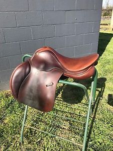 County Conquest jump saddle - Lightly used and in terrific condition