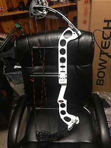 Darton Archery Executive Target bow 29 Inch Draw, 50-60 Lb Limbs. Flawless