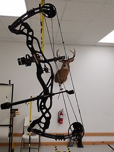 2017 Hoyt Carbon Defiant  (Black out)