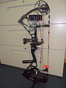 NEW  Bear Archery Moment 55-70# RH Compound Bow ALL SEXY SET UP