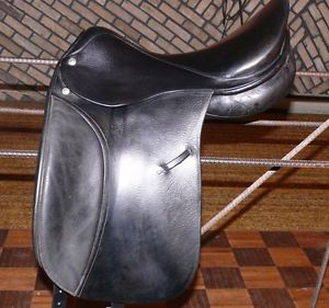 Roosli Pilatus Dressage Saddle Generous M/W, 17.5" Ex condition - just reflocked