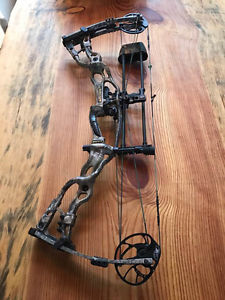 Hoyt Carbon Spyder Bow - with arrows