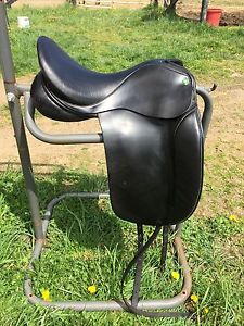 17.5" Ainsley Dressage Saddle