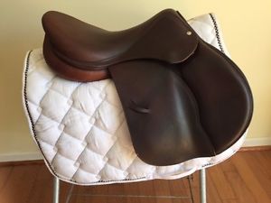 17.5" DEVOUCOUX BIARRITZ C SADDLE GOOD CONDITION!!  Equestrian Saddle