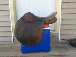 Used 17.5" Wide Classic jump saddle in great condition with forward flap