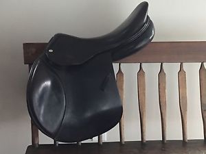 Amerigo Saddle 17 1/2 inches in excellent condition