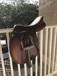 Henri De Rivel HDR 17 Inch Close contact jumping saddle, includes HDR leathers