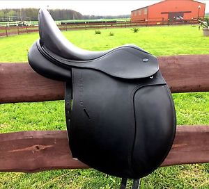 Ikonic dressage saddle