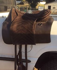 Rare Barefoot Treeless Madrid Saddle. Great For Trail And Gaited! Size 2