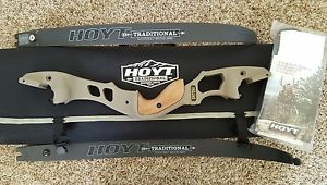 HOYT SATORI Right Hand 19" riser with 46# Medium carbon fiber x-tour limbs