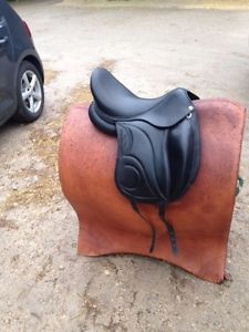 Virtually new 2016 Devoucoux Loreak Dressage Saddle  17.5" Wide tree short flap