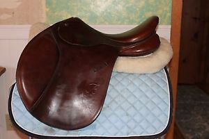 16.5 Bates Caprilli English Saddle with Interchangeable Gullet and CAIR