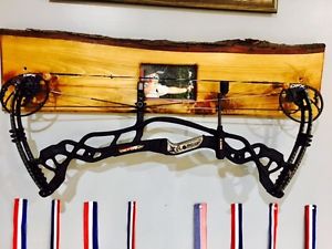 2016 Hoyt carbon Defiant  black 30 to 40 lbs. slightly use condition 1,500 $ new