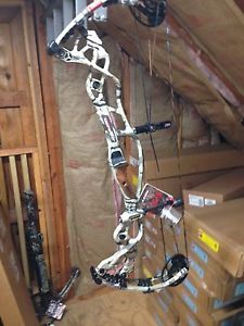 NEW Hoyt Carbon Defiant  RH 28-30" 70lbs Ridge Reaper