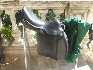 17,5" black devoucoux jumping saddle
