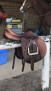 Henri De Rivel HDR 17 Inch Close contact jumping saddle, includes HDR leathers