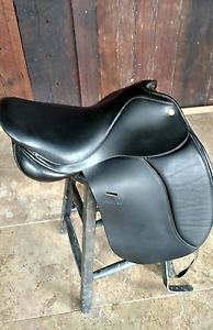 Interchangeable Gullet Classic Dressage Saddle 17.5" Barely Used
