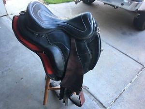 Freeform Treeless Endurance Saddle Black with Red Haf Pad Awesome Condition