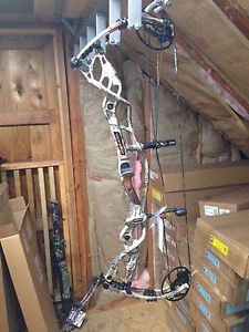Brand New Hoyt Carbon Defiant 34 RH 60-70lb 27"-29" Draw Max-1