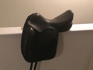 Voltaire dressage saddle, size 17.5, MN excellent condition
