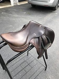 Meredith Prestige Hunter Jumper Saddle 17.5"
