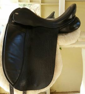 Gorgeous Ryder Elegance Dressage Saddle Perfect for the Petite rider!