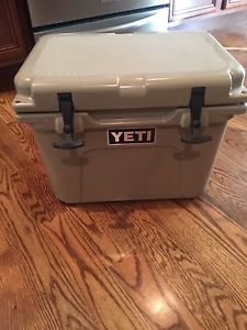 YETI Roadie 20 Qt Cooler Tan / Beige Hard Side Ice Chest -- YR20W