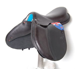 18.5" VOLTAIRE CALGARY SADDLE (SO21527) NEW FROM 2016!! - DWC