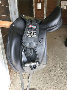2016 Voltaire Adelaide Dressage Saddle, 18" seat, Regular/Medium Tree