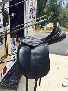 Custom Saddlery Revolution Dressage Saddle 18 Inch Black