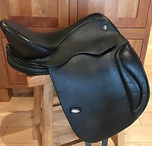 Solution Saddles SMART Treeless Dressage Saddle