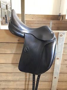 Amerigo Vega 17 inch Dressage saddle - Wide
