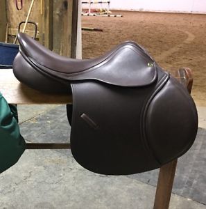 County Saddle H/J Solution size 17, medium tree, brand new!