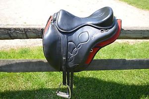 FREEFORM 17" Black Treeless Saddle English Trail Style