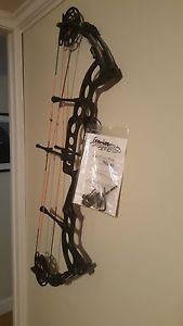 Darton Executive Bow, excellent condition 60lb limbs, black/vapor trail string