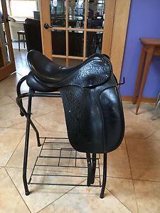 2012 County Connection Dressage Saddle 17.5 Seat: A great first dressage saddle!