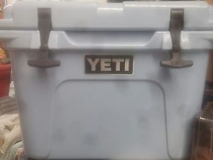 YETI Roadie 20 Cooler, Ice Blue
