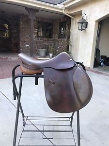 Circuit close contact English jumping saddle