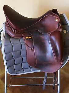 17.5" Sommer Flextra in beautiful brown dressage saddle M tree