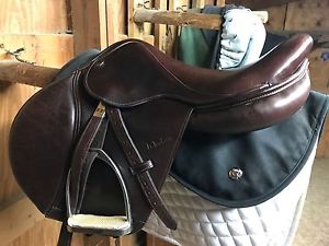 17" M Toulouse Lucia II Genesis close contact jumping saddle